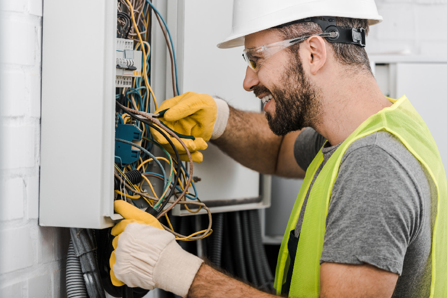 Tips to Find a Quality Electrician for Repairs browser scene